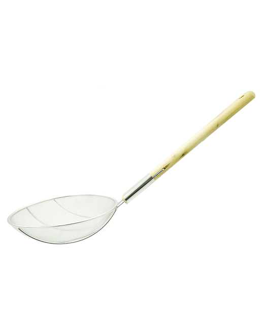 Skimmer With Wooden Handle (Medium Mesh)